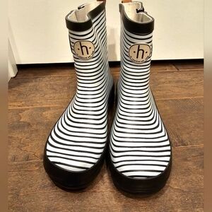 H Apparel Est. 2018 Girl's Rain Boots NWOT sz 4
